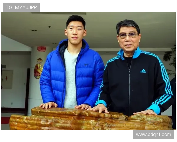 崇明弟子向恩师徐根宝拜年合影留念展现文武双全的风采与情谊